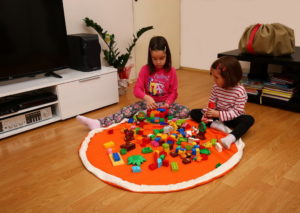 Deca se igraju u Bebarama vreci za Lego kocke i igracke