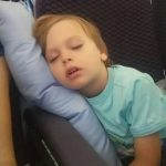 Maksim spava u avionu na Bebarama jastuku za putovanja
